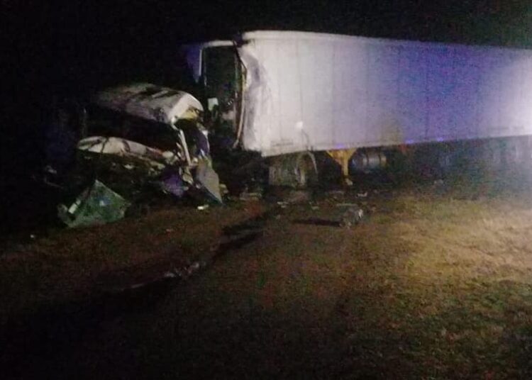 Correa: Tras chocar dos camiones muere uno de los conductores