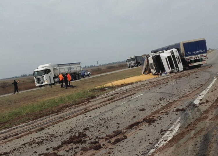 General Roca: Camión despistó sobre el km 420 de la Autopista Rosario/Córdoba