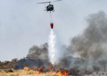 El invaluable apoyo de los helicópteros en la lucha contra los incendios forestales en Santa Fe