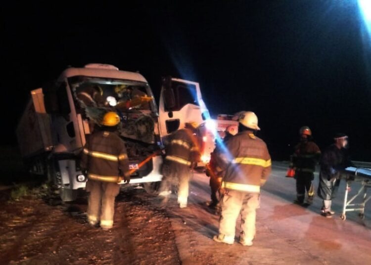 Quedó atrapado tras accidente entre 2 camiones sobre el km 339 en la Autopista Rosario-Córdoba