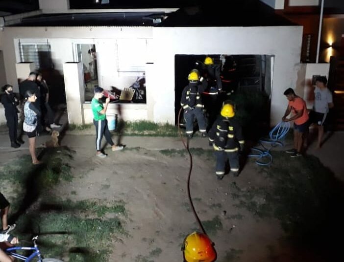 Las Rosas: Incendio en una vivienda durante la noche del lunes