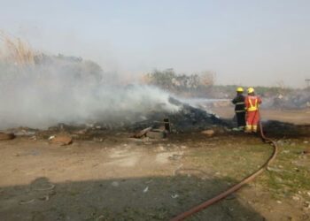 Montes de Oca: Un incendio en un basural afectó árboles