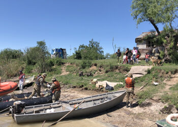 La Armada Argentina colabora con tareas de apoyo a las poblaciones ribereñas del río Paraná