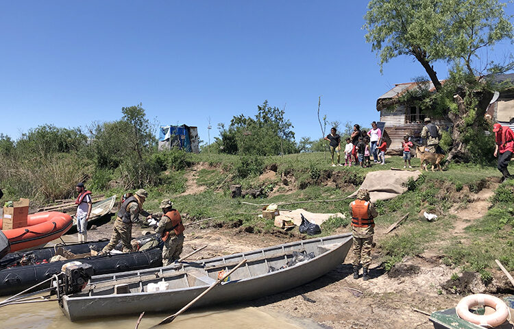 La Armada Argentina colabora con tareas de apoyo a las poblaciones ribereñas del río Paraná