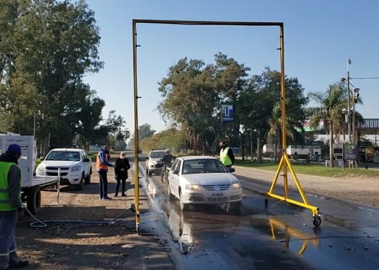 Cañada de Gómez: Colectivo remolcado por camión impacta contra el arco sanitizante y los ocupantes son detenidos por no poseer permiso de circulación