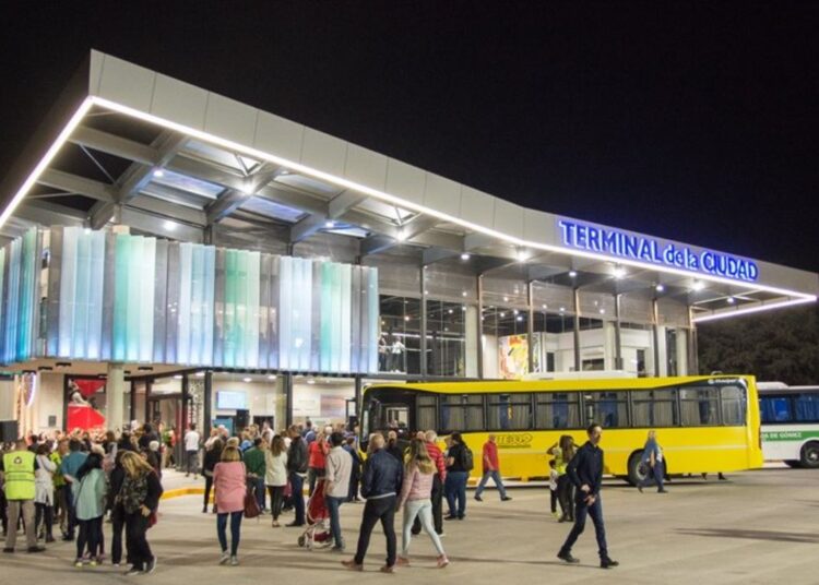 Vuelven los servicios de transporte automotor y ferroviario interurbano de pasajeros