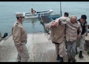 Corrientes: Prefectura rescató a 3 hombres tras el hundimiento de la embarcación que utilizaban para pescar