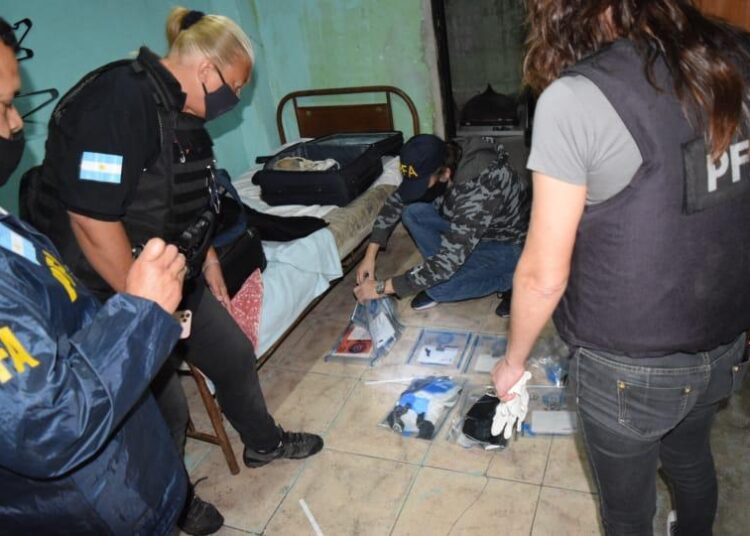 CABA: PFA secuestra drogas y armas en varios allanamientos arrojando como resultado 2 detenidos