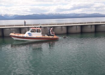 Prefectura rescató a un adolescente que se ahogaba en el Lago Nahuel Huapi