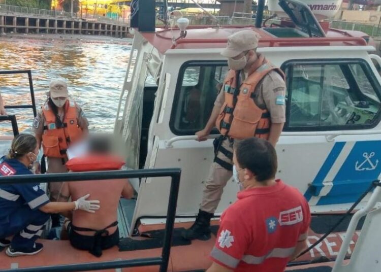 Tigre: Prefectura asistió a cinco personas en el río Luján