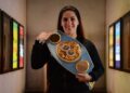 La boxeadora Victoria “Leona” Bustos cedió su cinturón y guantes al Museo del Deporte Santafesino