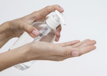 La ANMAT prohibió la venta de dos marcas de alcohol etílico