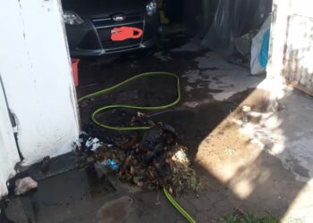 Las Rosas: principio de incendio en un garage