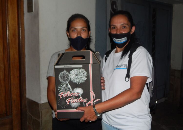 Entregamos el premio a la ganadora de la canasta navideña de La Imprenta