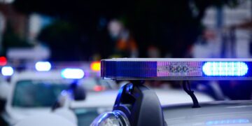 Andino: agreden a policías con botellas y ladrillazos  en medio de una gresca entre grupos de jóvenes