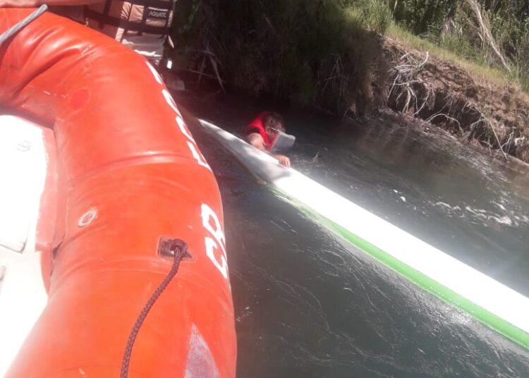 Prefectura rescató a un hombre y un niño en el río Limay