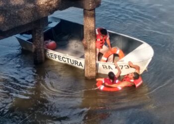 Corrientes: una mujer cayó al agua desde el muelle y fue rescatada por Prefectura