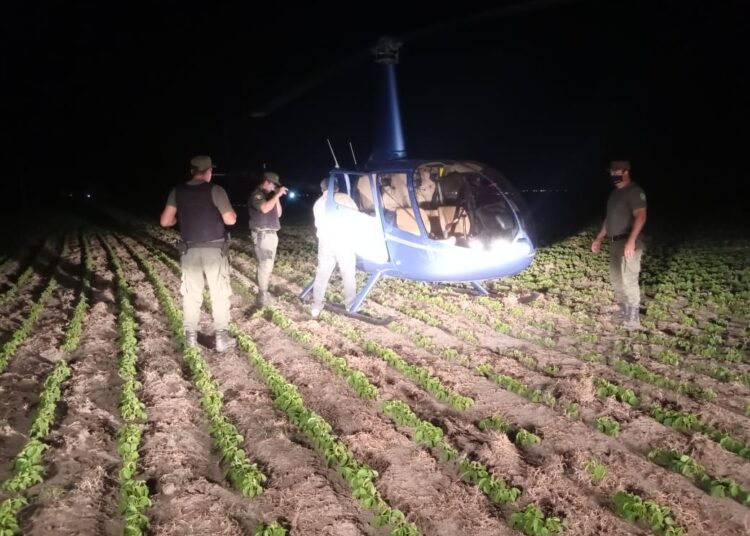 Helicóptero aterrizó de emergencia en un campo de Santa Clara de Saguier