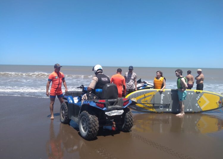 Monte Hermoso: Prefectura rescató a cinco personas