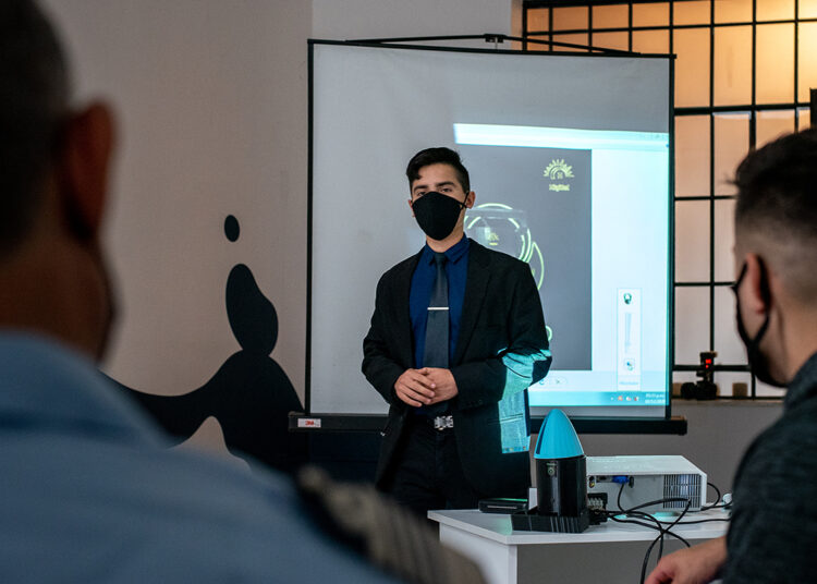 Un cadete del Liceo Aeronáutico Militar creó una lámpara sanitizante contra el COVID-19