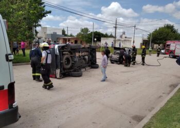 Las Rosas: vehículo vuelca sobre el asfalto tras colisionar con otro