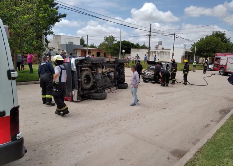 Las Rosas: vehículo vuelca sobre el asfalto tras colisionar con otro