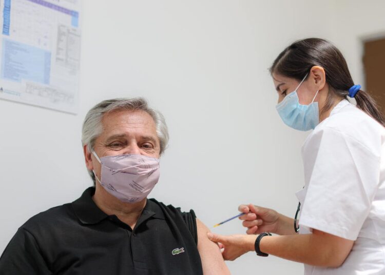 El presidente y el ministro de Salud recibieron la primera dosis de la vacuna contra el COVID-19