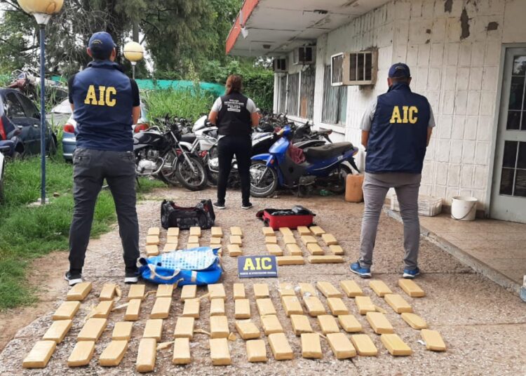 Santa Fe: La Agencia de Investigación Criminal secuestró 70 kilos de marihuana y detuvo a dos narcotraficantes