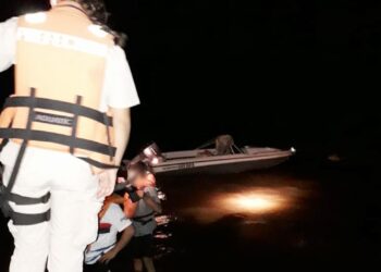 Paraná: Prefectura asistió a cuatro navegantes en el río Paraná