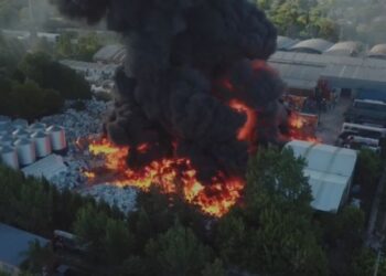 [VIDEOS] Ahora: Se incendia una fábrica de envases plásticos en Tigre