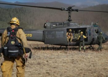 El Bolsón: Defensa desplegó un helicóptero del Ejército Argentino para el combate contra el fuego
