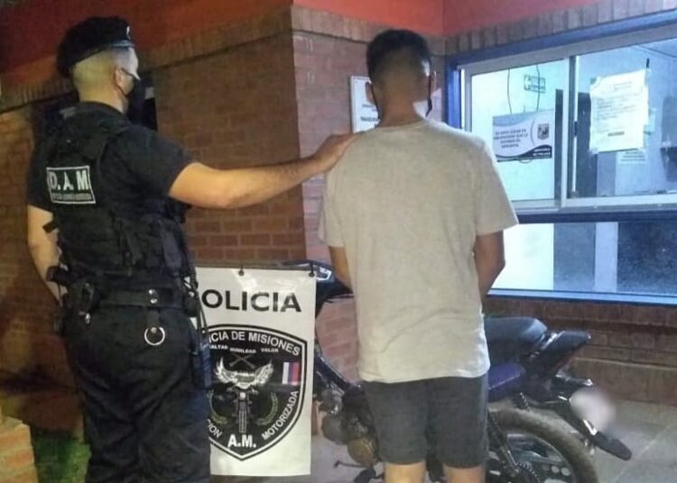 Misiones: Intentó escapar con una moto robada y lo detuvieron