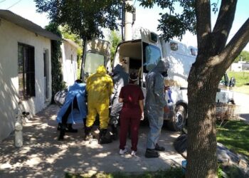 Las Rosas: Rescatan a una persona con síntomas de Covid en el interior de su casa