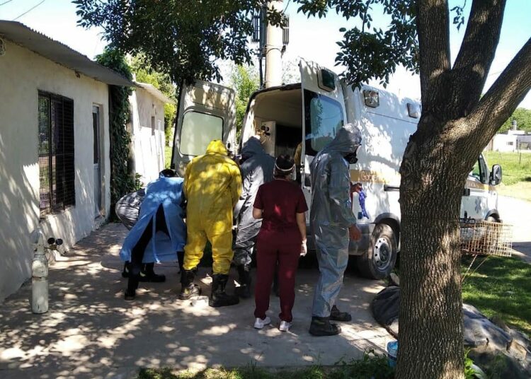 Las Rosas: Rescatan a una persona con síntomas de Covid en el interior de su casa