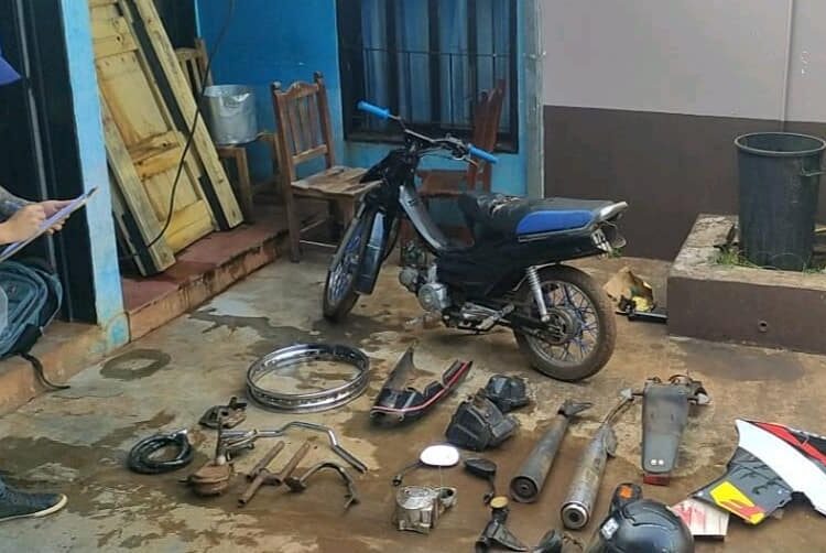 Desmantelaron un aguantadero de motopartes y recuperaron motos robadas