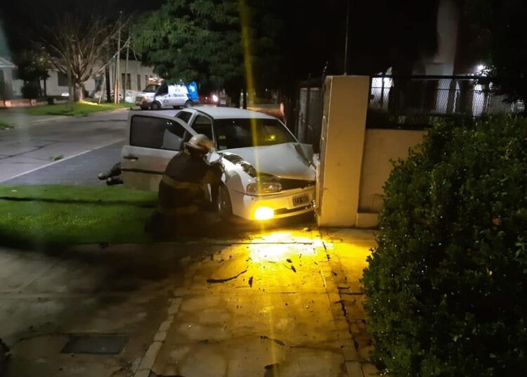 Adrogué: Conductor perdió el control y terminó chocando contra una casa