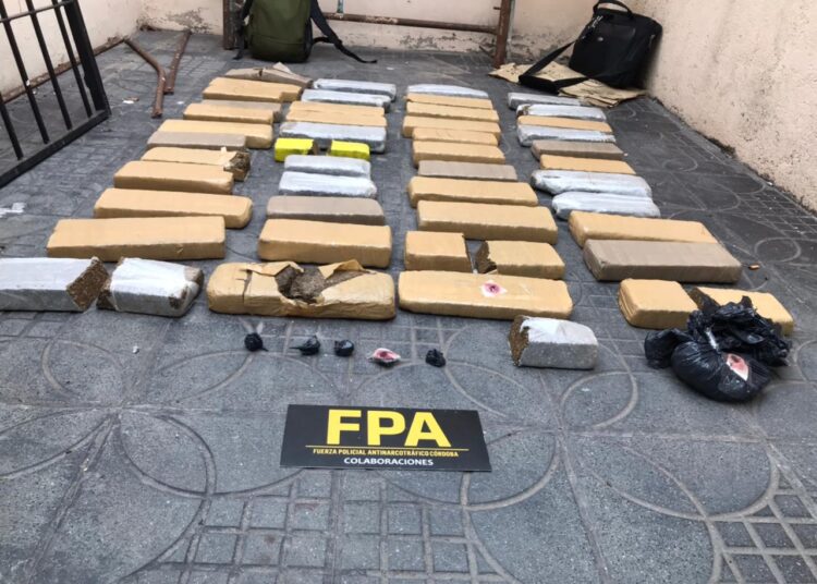 Fueron por una detención y se encontraron con más de 45 kilos de marihuana