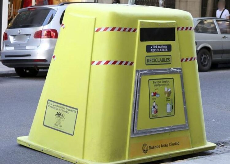 Encuentran a un bebé de 6 meses abandonado dentro de contenedor de basura