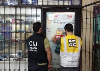 Allanan comercios en Once por electrónica robada