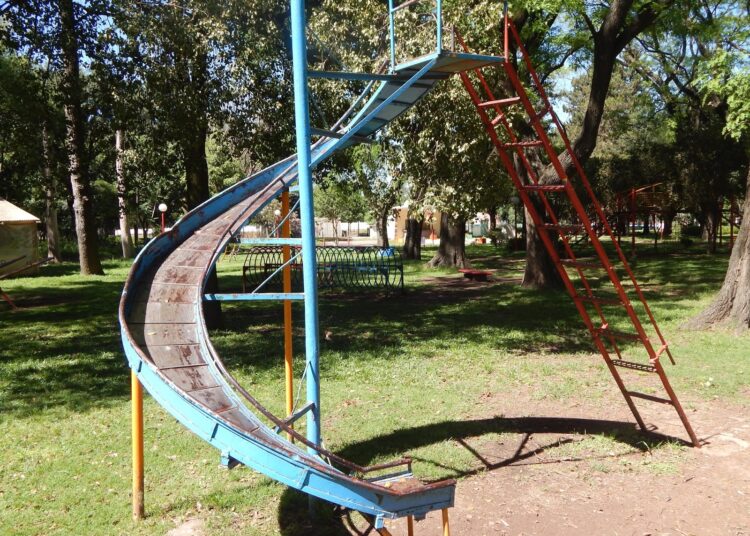 Dos hombres hurtan celular a otro en el Parque Municipal de Cañada de Gómez