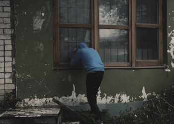 Robaron dinero de una vivienda tras violentar la ventana