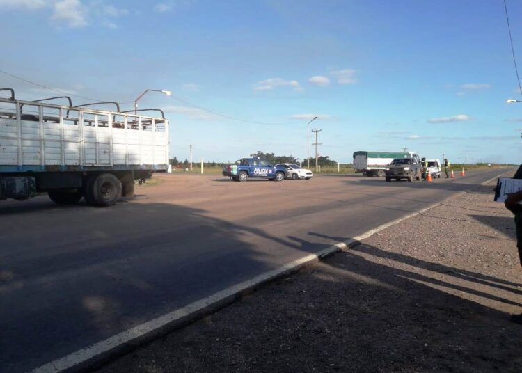 Viajaban en un utilitario, chocaron y le encontraron carne de una faena clandestina