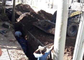 Aguas Santafesinas avanza la renovación de la colectora en Bolívar entre Libertad y Patagonia