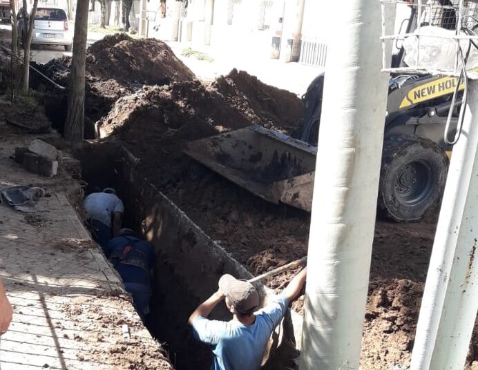 Aguas Santafesinas avanza la renovación de la colectora en Bolívar entre Libertad y Patagonia