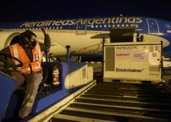 Coronavirus: arribó vuelo de Aerolíneas Argentinas con 384.000 vacunas Sinopharm