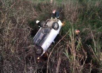 Las Rosas: conductor perdió el control de su auto y terminó dentro de un canal sobre la ruta N° 65