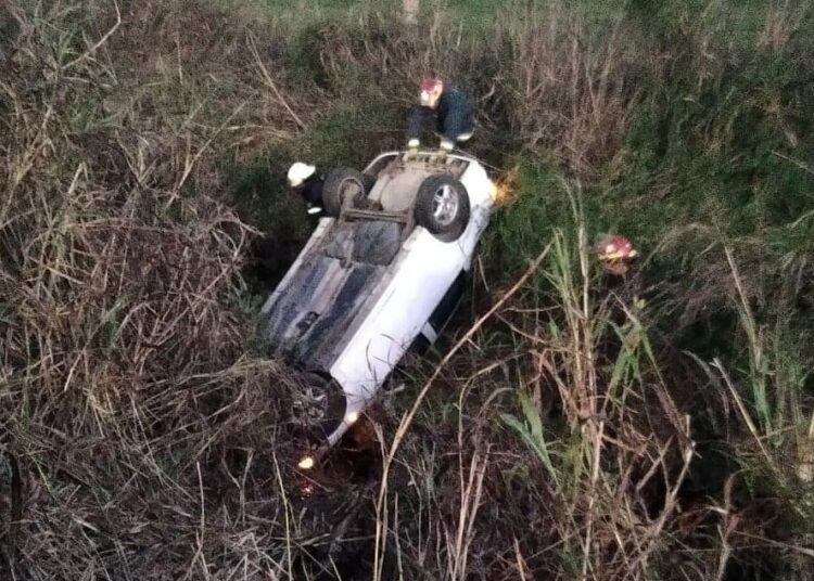 Las Rosas: conductor perdió el control de su auto y terminó dentro de un canal sobre la ruta N° 65