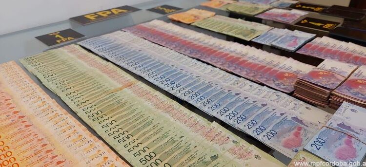 Morteros: al ver a la FPA, arrojó más de 300 mil pesos por la ventana del segundo piso 6 detenidos