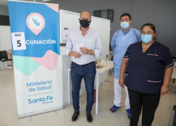 Omar Perotti se vacunó contra el Covid 19.