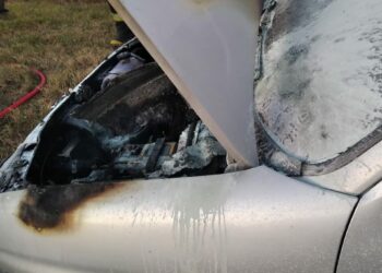 Principio de incendio en un automóvil en Las Rosas